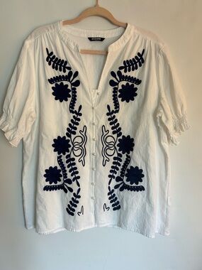 BTFBM WHITE WITH NAVY EMBROIDERED FRONT PEARL LIKE BUTTONS WOMEN’S BLOUSE XL